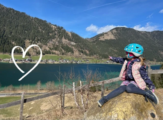 Beste Aussicht auf unseren Ferienhof am Weissensee🥰
Der Goldstein kann gut zu Fuß 🥾oder mit dem Bike 🚵erreicht werden. Der leichte, kurze Anstieg  wird mit einem traumhaften Ausblick belohnt👀 ein Bankerl ladet zum Genießen & einem Picknick 🧺 ein ☀️

#aussichtgenießen #wanderung #wandernamsee #goldstein #naturparkweissensee #fahrradtour #picknick #wandernmitkindern #visitweissensee #urlaub #genießen #erholen #direktamsee #weissenseekärnten #ferienhofhoffmann
