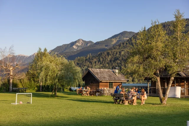 Unser Ferienhof in direkter Lage am Weissensee ladet 
zum Erholen, Erfrischen und Spiel& Spaß ein 💦 ☀️🤩💦direkter Seezugang
☀️Sonnensteg mit gemütlicher Liegeschaukel
⛱️5000m2 große Wiese für Erholung, Spiel & Spaß 
🛝Spielplatz +Tischtennis
🚣‍♀️Ruderboote
🏄🏼SUP
🙂viele gemütliche Plätze 
🍗 Griller am See

#direkterseezugang #eigenerbadestrand #urlaubamsee #ferienhofhoffmann #visitweissensee